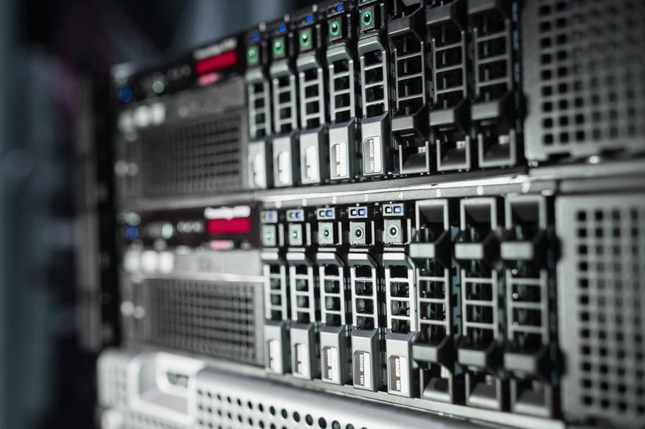 Gros plan d'équipements serveurs dans un datacenter.