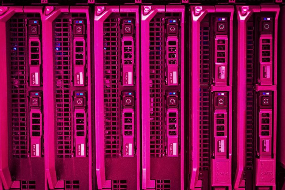 Baies serveurs éclairées dans un datacenter.