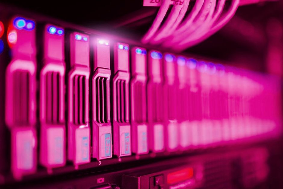 Baie serveur aux voyants allumés dans un datacenter.